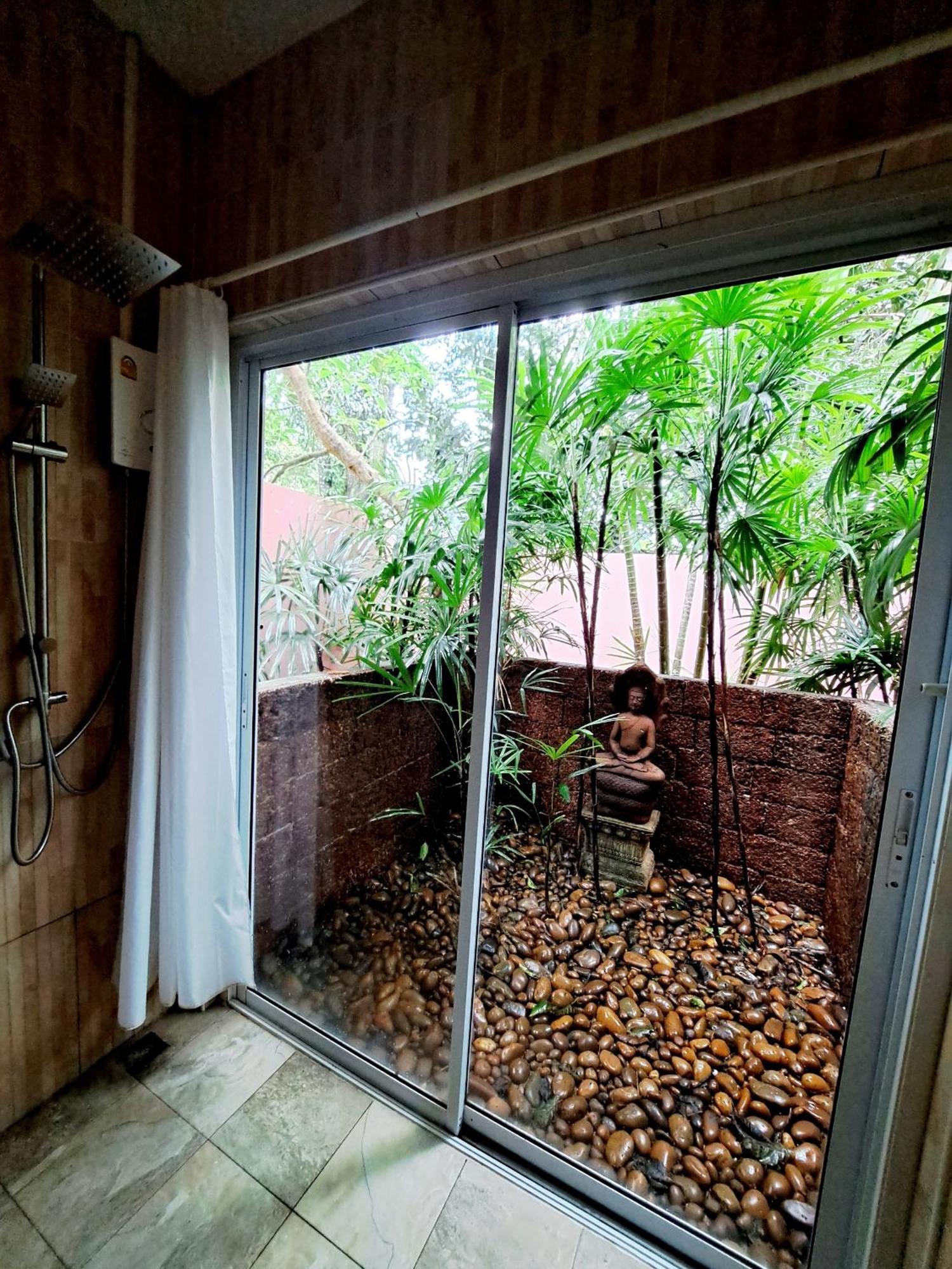 Laura Guest House-Adult Only- Hua Thanon  Екстер'єр фото